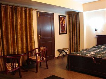 Hotel Emerald Heights Мусори Екстериор снимка