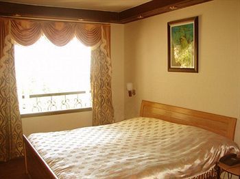Hotel Emerald Heights Мусори Екстериор снимка