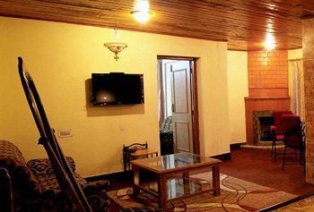 Hotel Emerald Heights Мусори Екстериор снимка