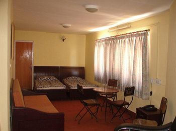 Hotel Emerald Heights Мусори Екстериор снимка