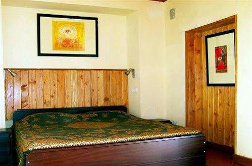 Hotel Emerald Heights Мусори Екстериор снимка