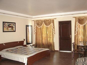 Hotel Emerald Heights Мусори Екстериор снимка